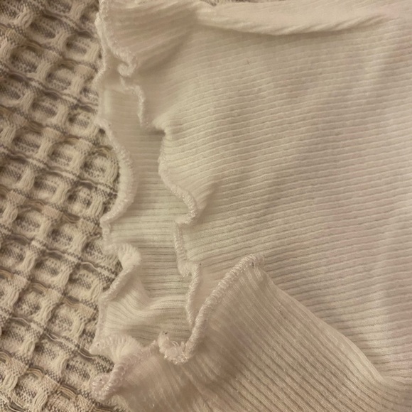 Hollister Baby Tee - Picture 2 of 4